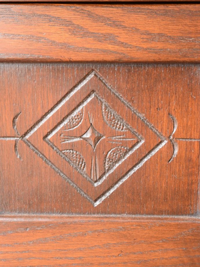 ガラスキャビネットの装飾