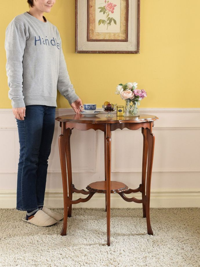 アンティークのサイドテーブル