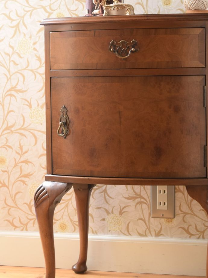 アンティーク家具らしい美しい杢目