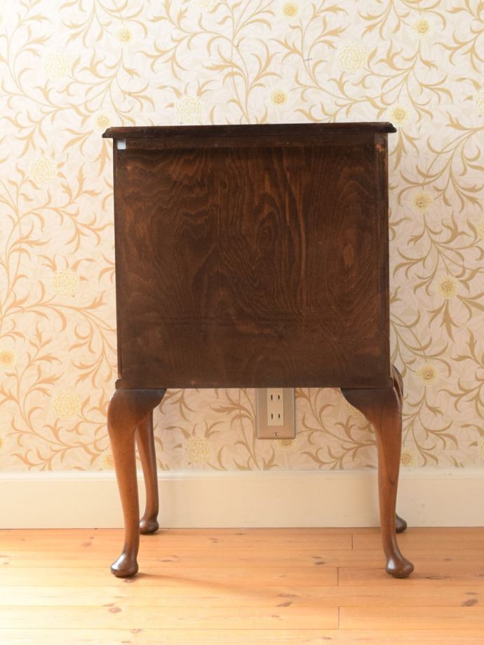 サイドキャビネットの後ろ姿