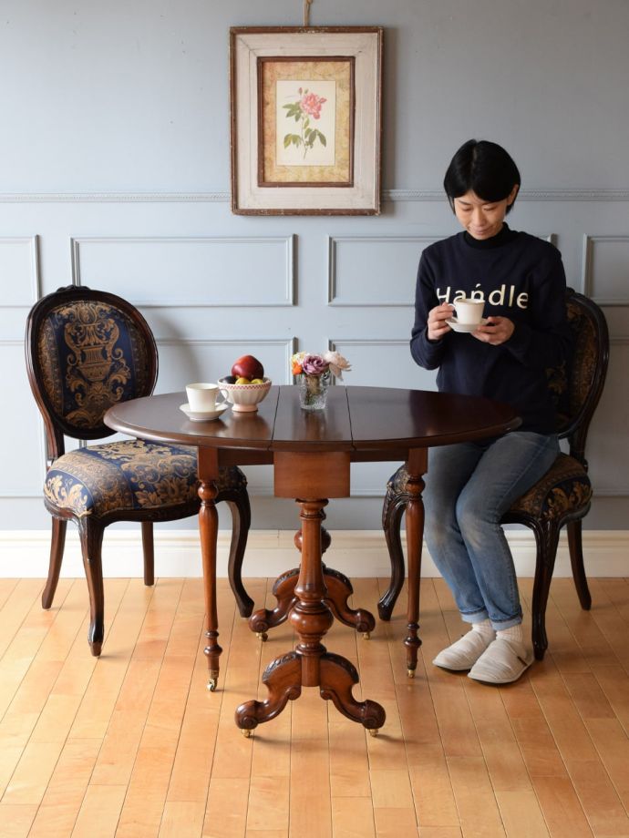 アンティークの折り畳み式テーブル