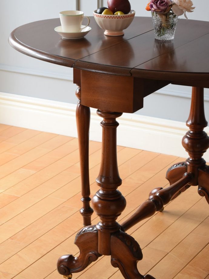 伸長式のおしゃれなアンティークテーブル