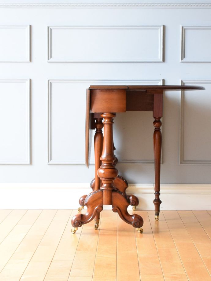 片足を開いた折り畳みテーブル