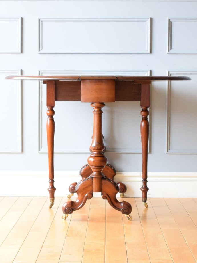 英国アンティークのテーブル、脚の装飾が美しい伸長式のサザーランド