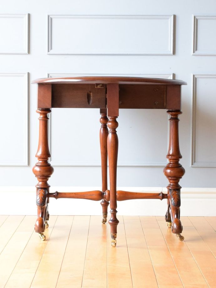 いろんな表情が楽しめるダイニングテーブル