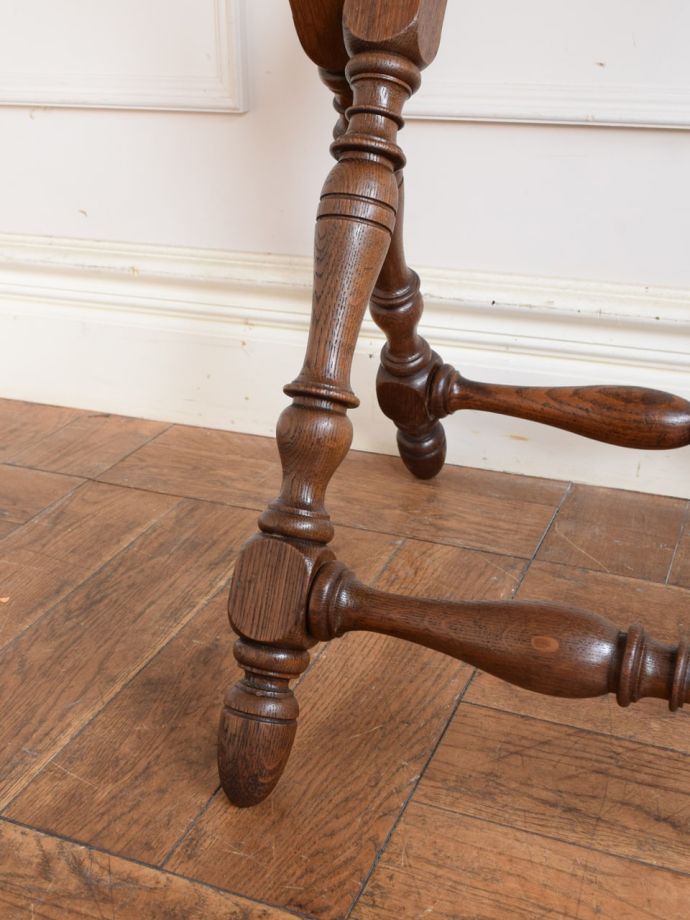 アンティークテーブルの脚