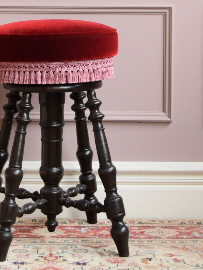 アンティークの椅子らしい美しい装飾