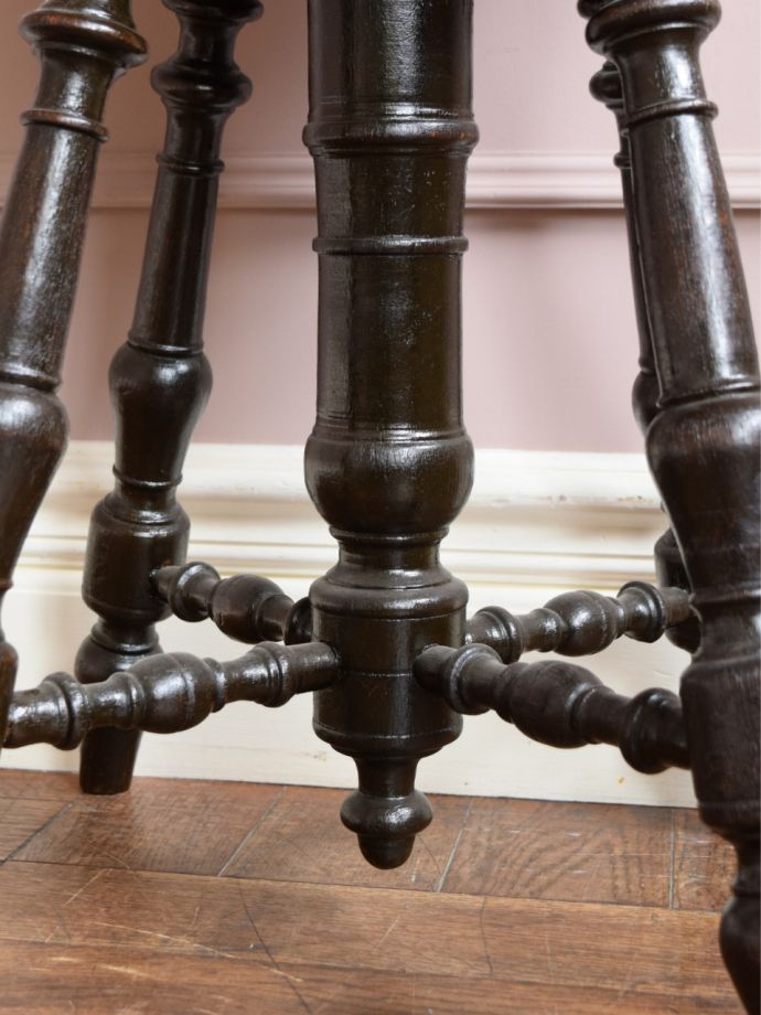 アンティークスツールの装飾