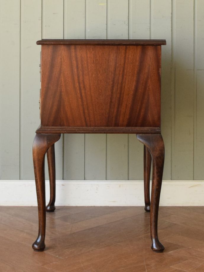 サイドチェストの側面