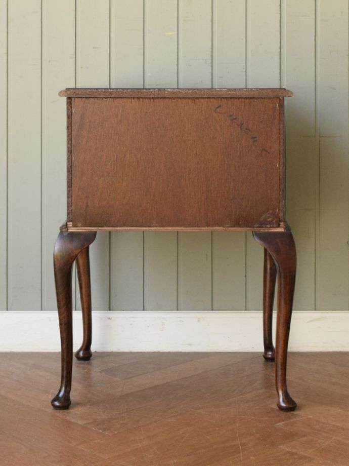 チェストの後ろ姿