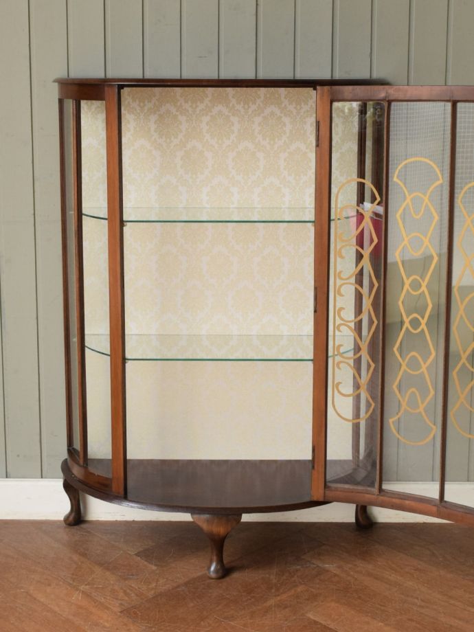 ガラスキャビネットの扉の中