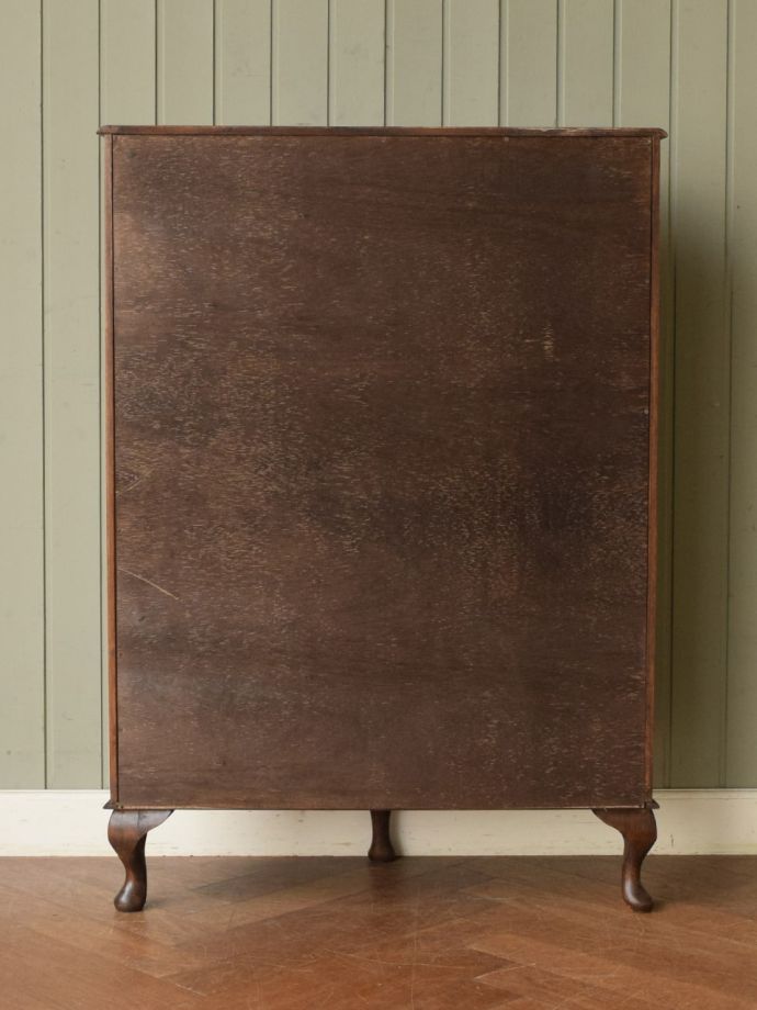 キャビネットの後ろ姿