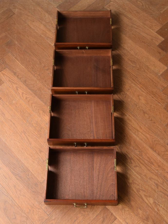 チェストの引き出しの中