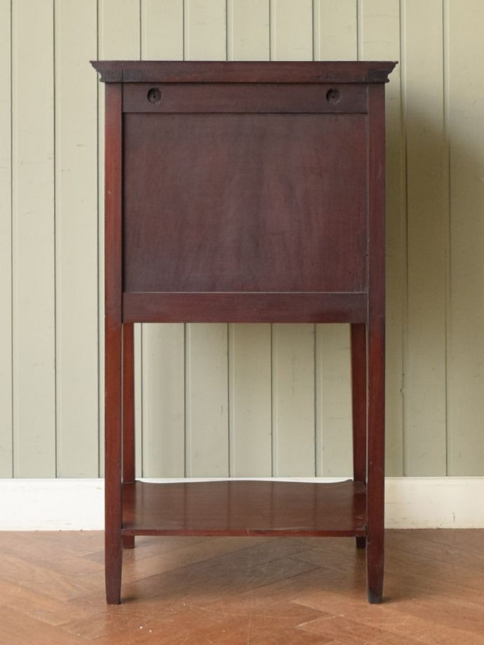 チェストの後ろ姿