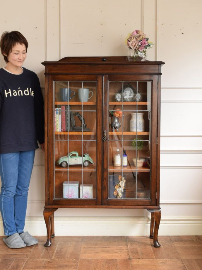 英国アンティークのガラスキャビネット