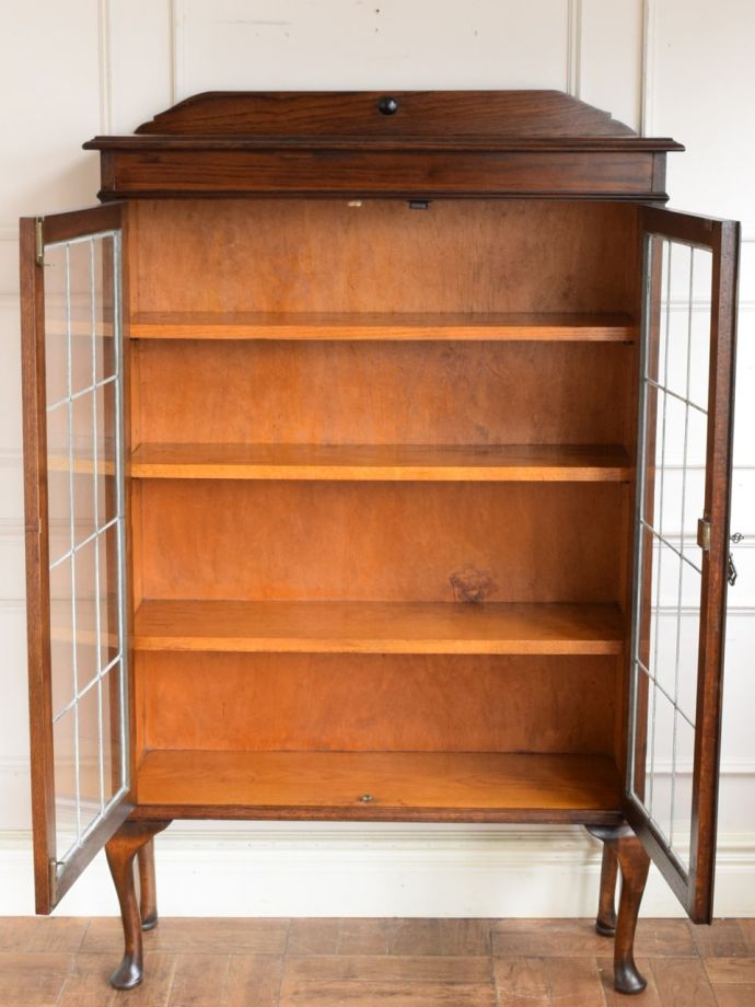 ガラスキャビネットの扉の中