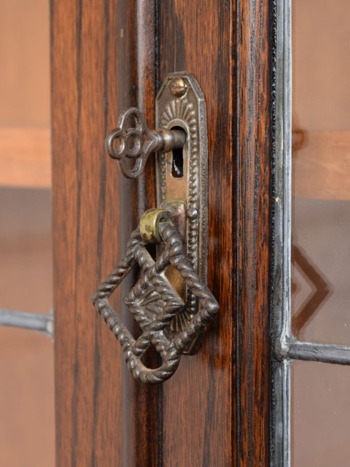 アンティーク家具の取っ手と鍵
