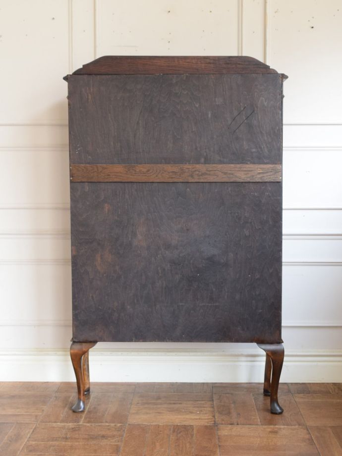 キャビネットの後ろ姿