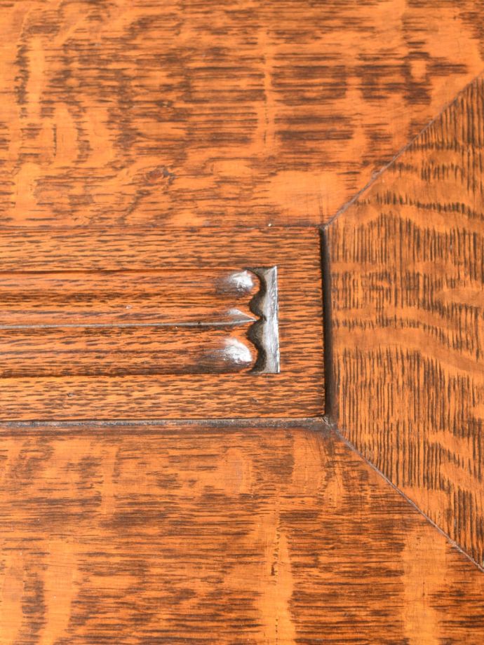 英国アンティーク家具らしい杢目