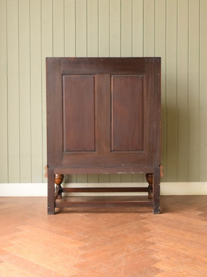 ライティングビューローの後ろ姿