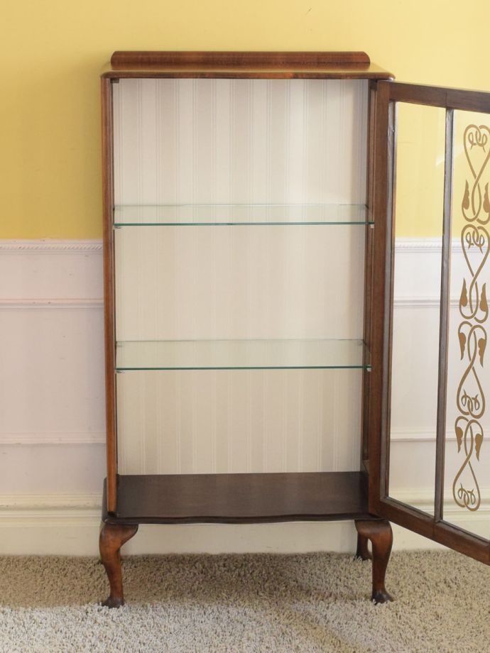 ガラスキャビネットの扉の中