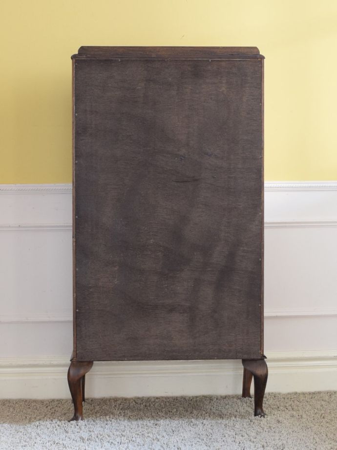 キャビネットの後ろ姿