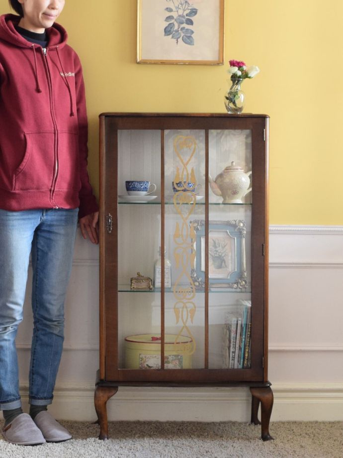 英国アンティークのガラスキャビネット