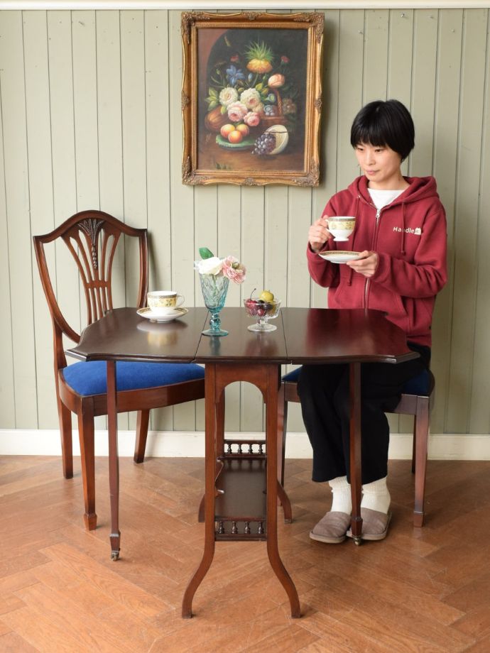 アンティークの折り畳み式テーブル