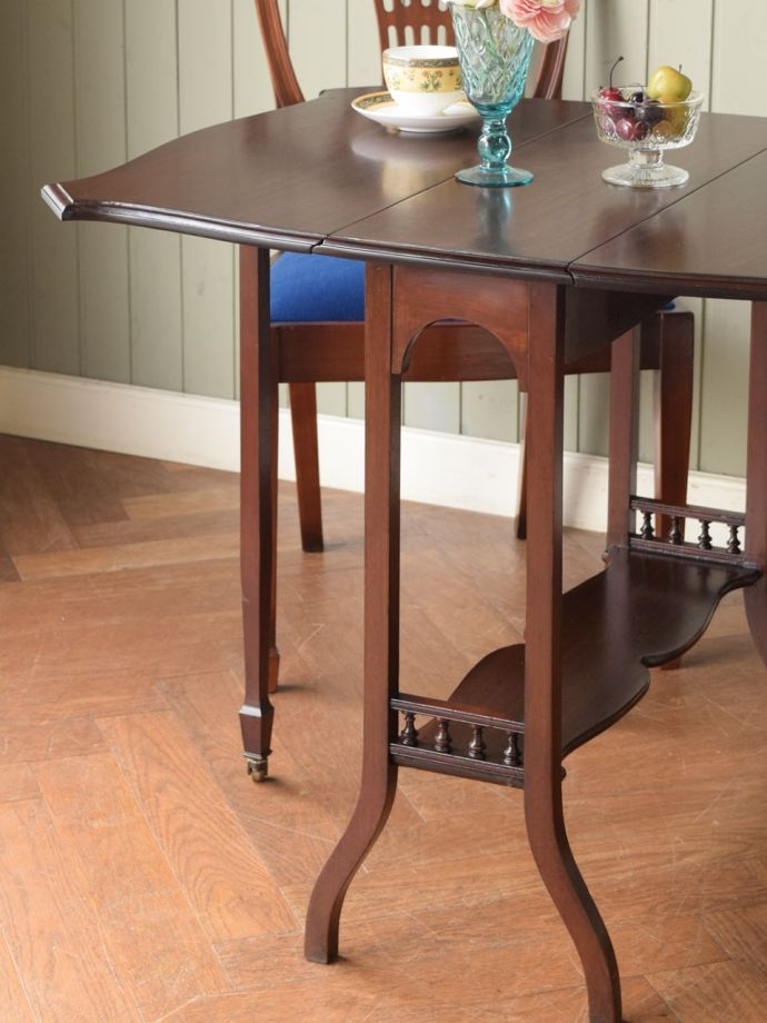 伸長式のおしゃれなアンティークテーブル