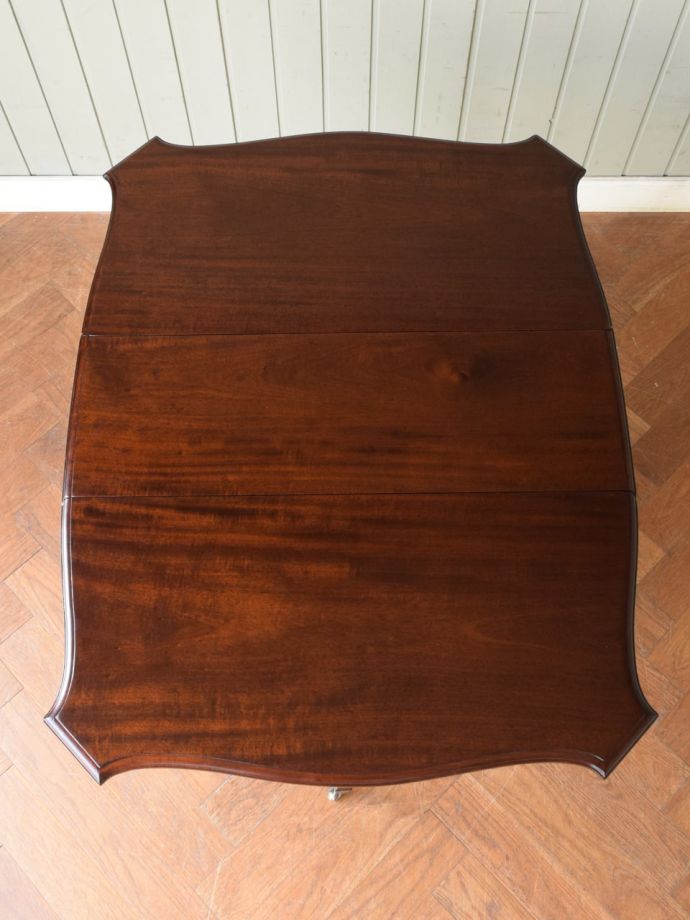 天板を広げたダイニングテーブル