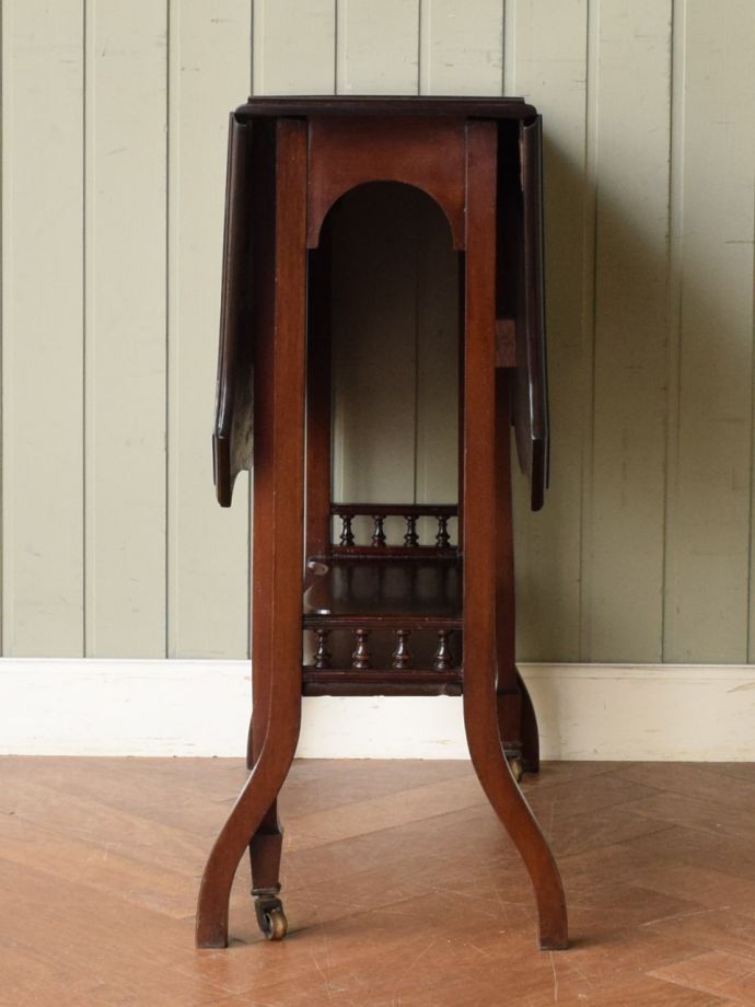 折り畳み式テーブルの側面