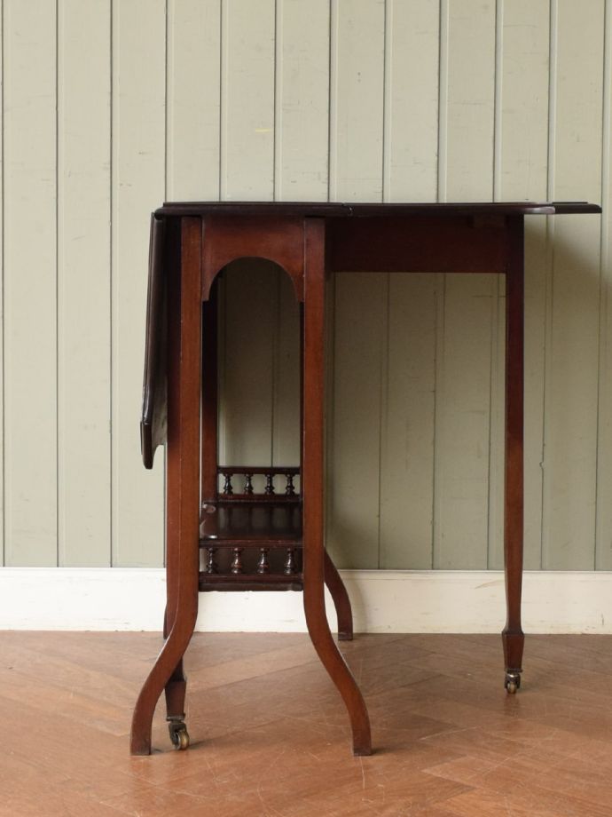 片足を開いた折り畳みテーブル