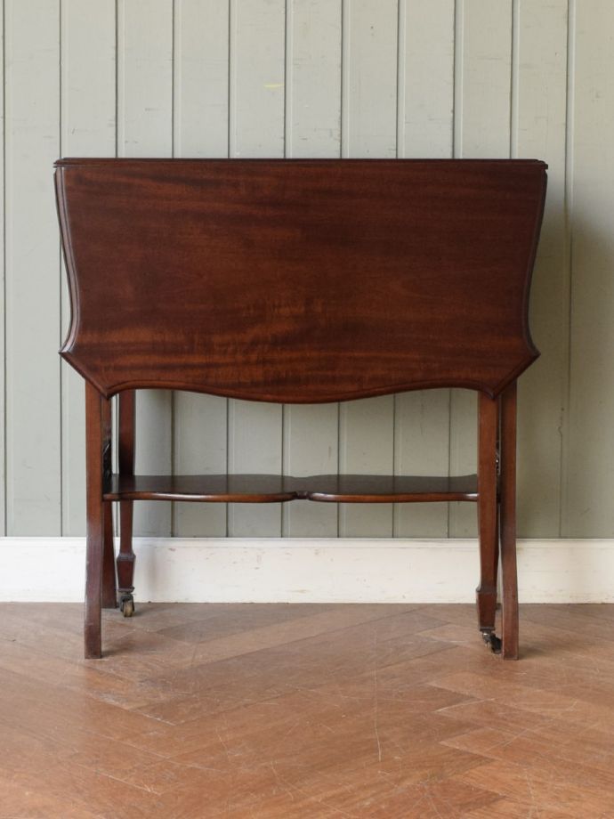 畳んだ時のゲートレッグテーブル