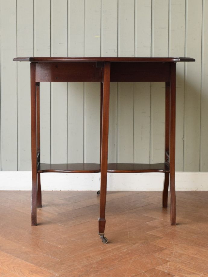 両足を広げた折り畳み式テーブル