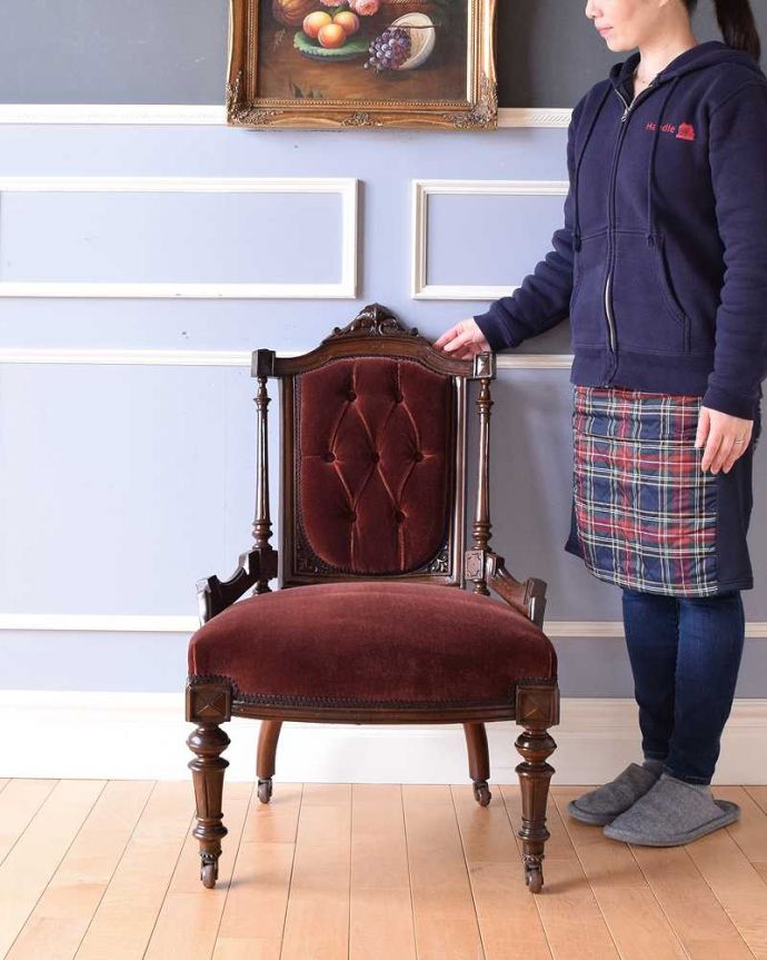 1Pソファ(ラウンジチェア)　アンティーク チェア　装飾が美しい英国から到着したアンティークナーシングチェア （ウォルナット材）。赤ちゃんとお母さんのために作られた椅子授乳のためだけに造られたナーシングチェア。(q-281-c)