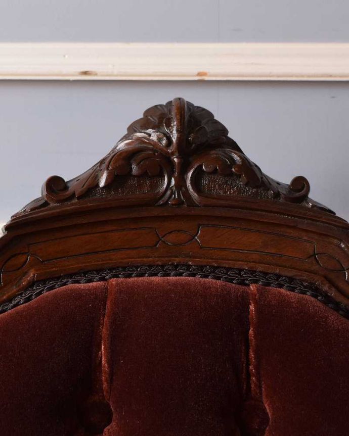 1Pソファ(ラウンジチェア)　アンティーク チェア　装飾が美しい英国から到着したアンティークナーシングチェア （ウォルナット材）。うっとりするほど細かい細工まだ機械の発達していない時代に、手作業で作られた細かい細工。(q-281-c)