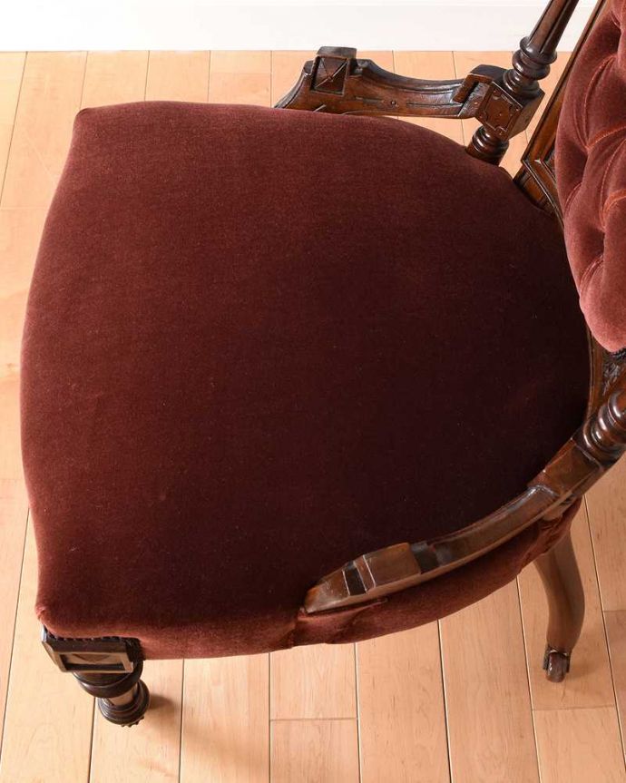 1Pソファ(ラウンジチェア)　アンティーク チェア　装飾が美しい英国から到着したアンティークナーシングチェア （ウォルナット材）。大切な自分だけの時間にナーシングチェアは座面がゆったりと広め。(q-281-c)