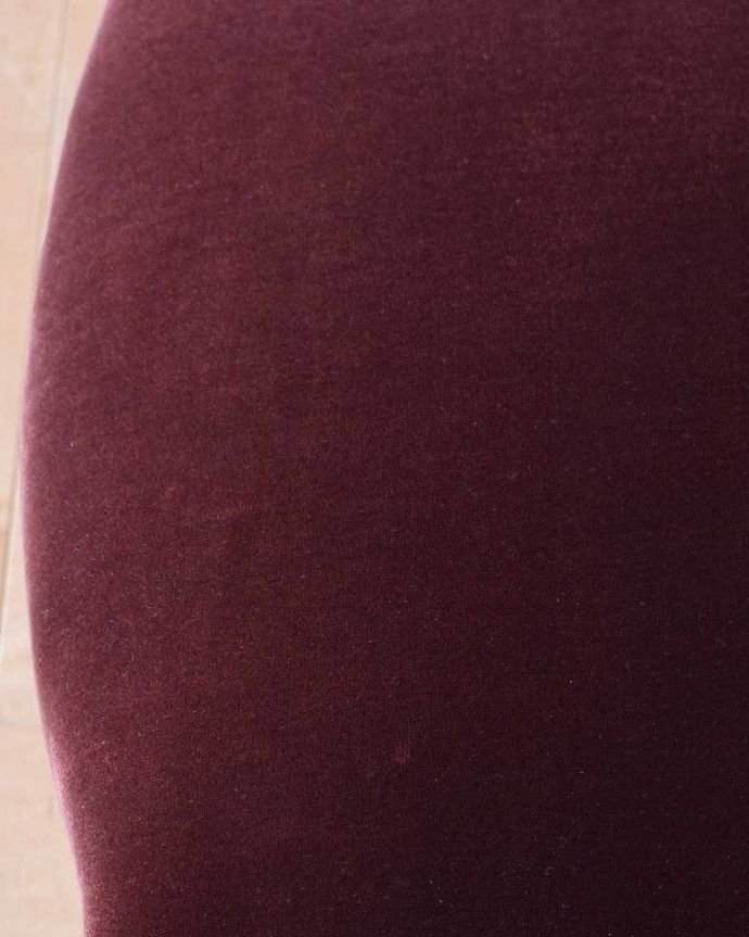 1Pソファ(ラウンジチェア)　アンティーク チェア　装飾が美しい英国から到着したアンティークナーシングチェア （ウォルナット材）。生地のセレクトにもこだわりました優雅なアンティークチェアの雰囲気をそのままに、一番似合う貼り座をじっくり選びました。(q-281-c)