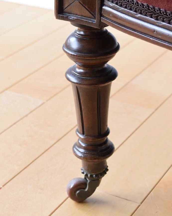 1Pソファ(ラウンジチェア)　アンティーク チェア　装飾が美しい英国から到着したアンティークナーシングチェア （ウォルナット材）。脚先にはキャスターがアンティークのものは現代のもののようにプラスチックではないため動きはよくありませんが調整したので動きます。(q-281-c)