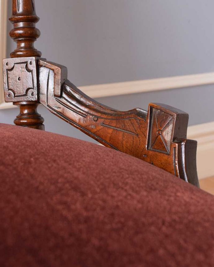 1Pソファ(ラウンジチェア)　アンティーク チェア　装飾が美しい英国から到着したアンティークナーシングチェア （ウォルナット材）。見事な彫が彩ります。(q-281-c)