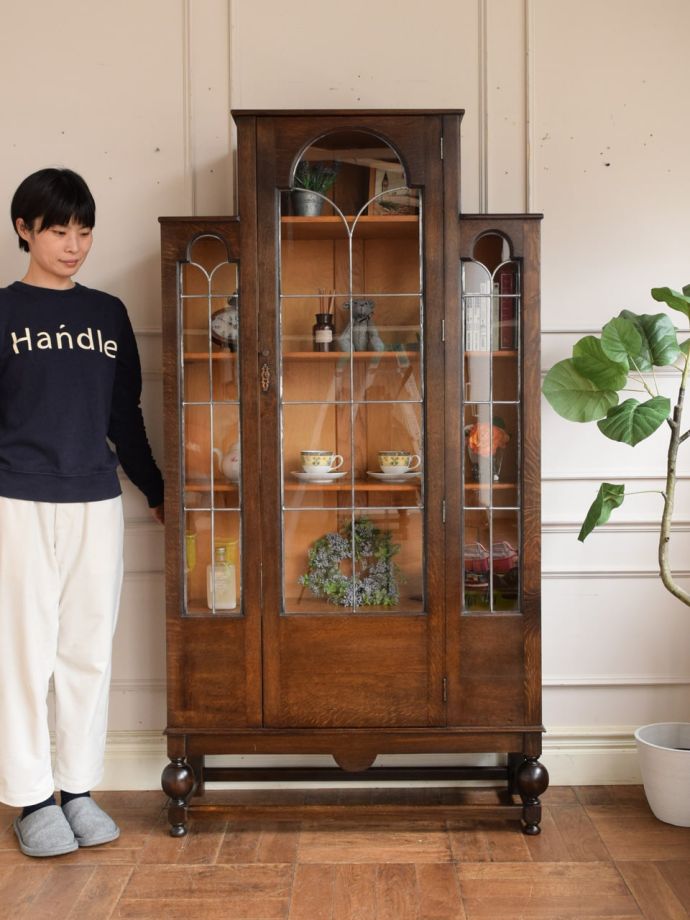 英国アンティークのキャビネット