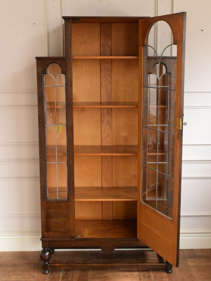 キャビネットの扉の中