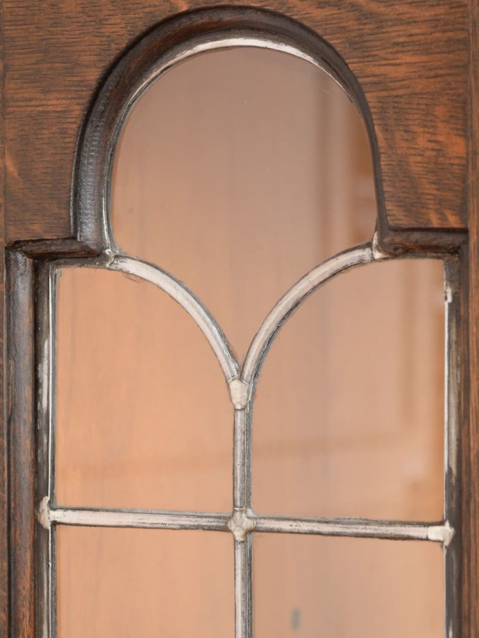 キャビネットの美しいガラス扉