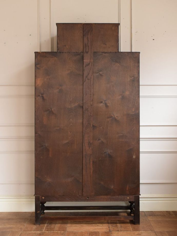 キャビネットの後ろ姿