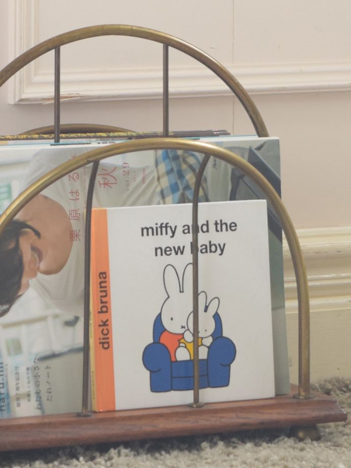 アンティークのおしゃれなマガジンラック