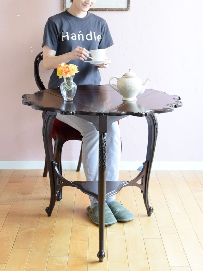 アンティークのオケージョナルテーブル