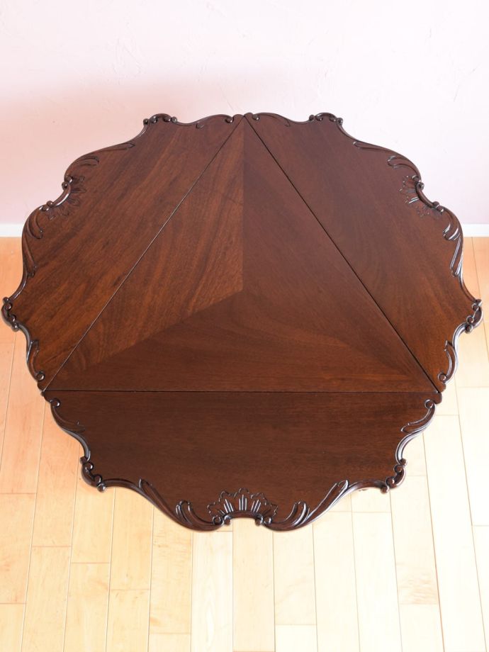 天板を広げた折り畳みテーブル