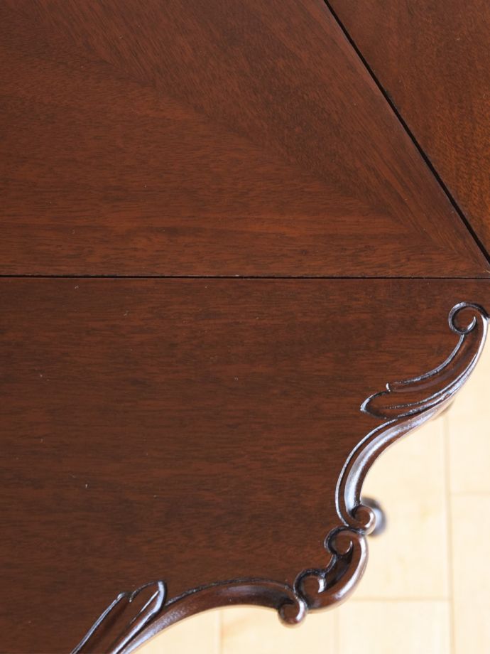 アンティークテーブルらしい木目