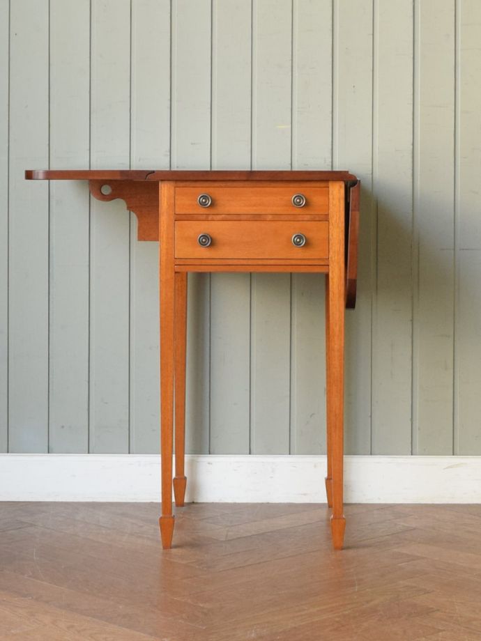 伸長式天板を片方開くと