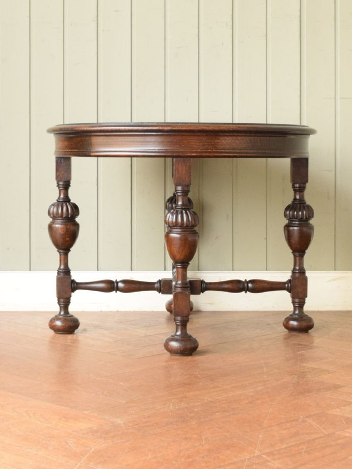 アンティークテーブルの横顔